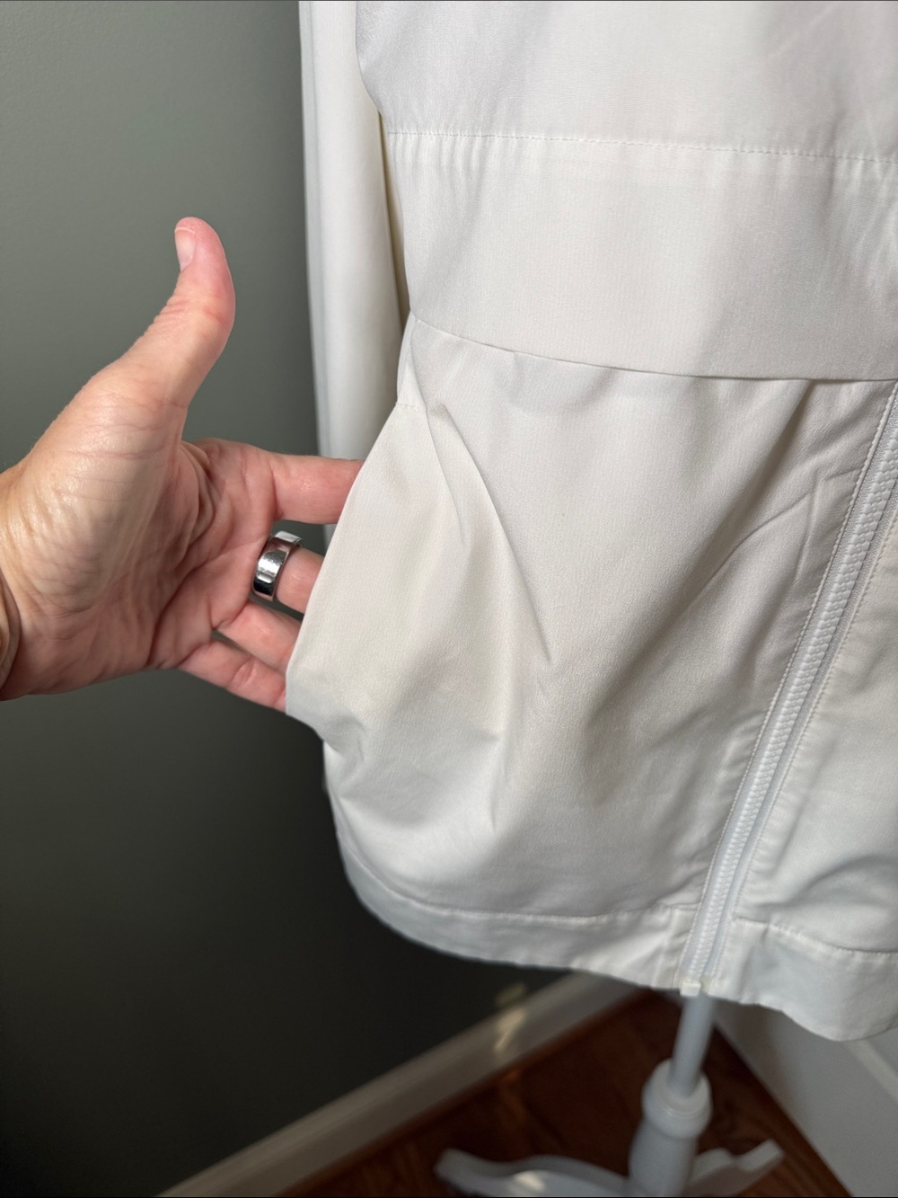 Lululemon White Hooded Rain Jacket Zip Front Windbreaker Size 12 - Picture 3 of 10